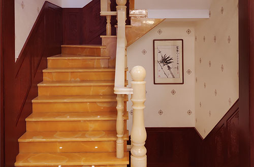 仲巴中式别墅室内汉白玉石楼梯的定制安装装饰效果